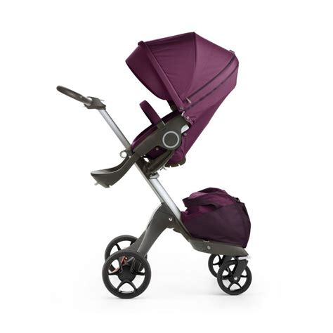 Dettaglio della pulizia del passeggino Stokke Xplory