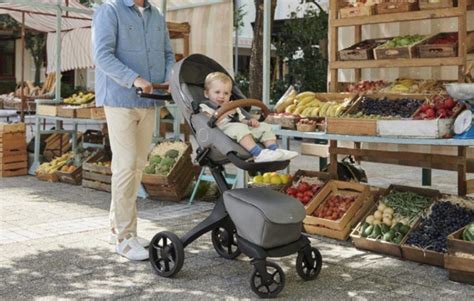Bambino nel passeggino Stokke Xplory