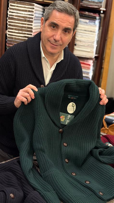 dettaglio di una lavorazione a maglia artigianale