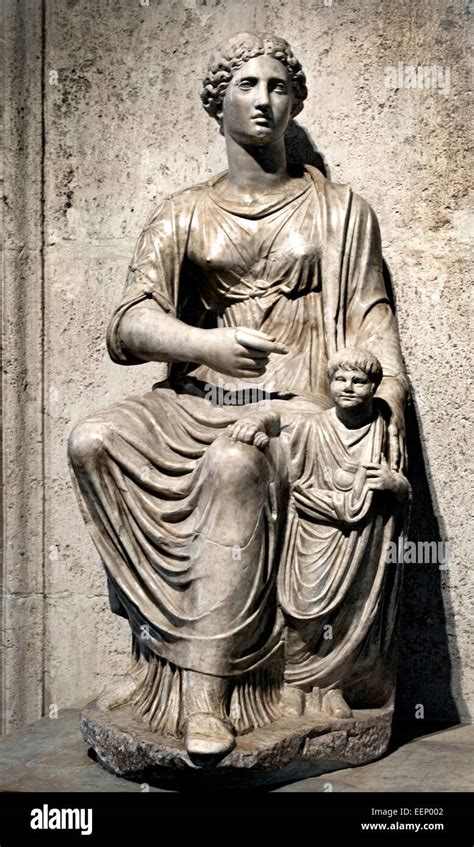 statua romana rappresentante una matrona