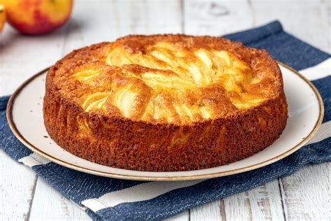 Torta di mele con strati visibili e copertura di zucchero a velo