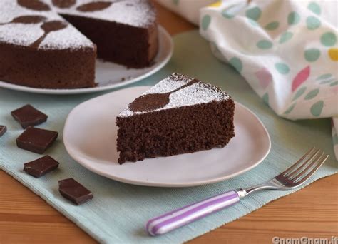 Fetta di torta cioccolato e latte condensato con glassa