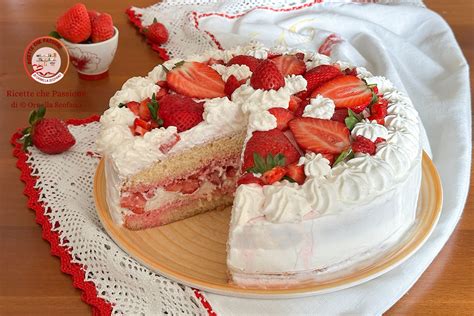 Torta a strati con farcitura cremosa e decorazioni