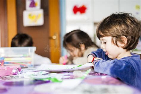 Bambini che disegnano e colorano felici