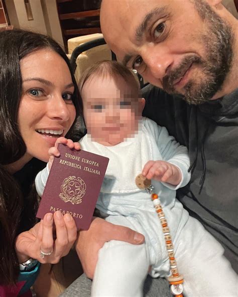 Immagine di Paola Turani con il figlio Enea, che sorridono insieme