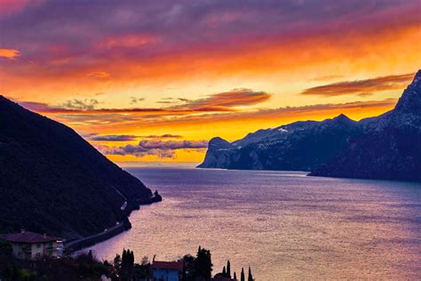 Donna viaggiatrice sola che guarda un panorama mozzafiato al tramonto, simbolo di libertà e scoperta