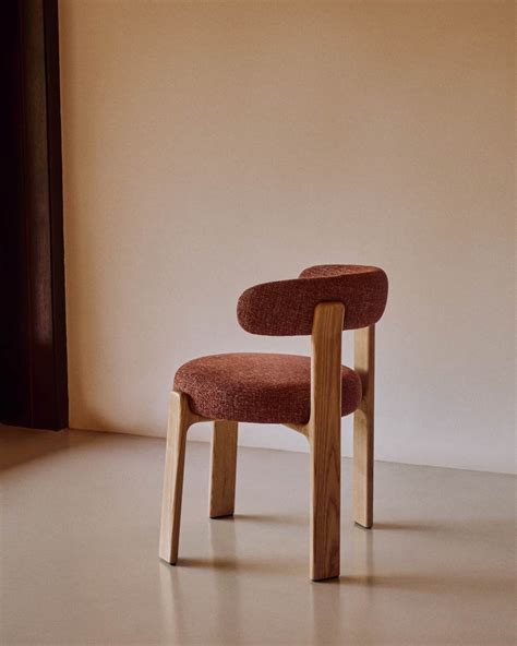 dettaglio di finitura in legno naturale e tessuto di un seggiolone