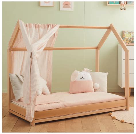 Bambino che sale autonomamente su un letto Montessori