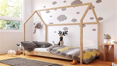 Letto Montessori a casetta con bambino che gioca