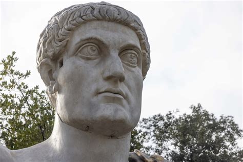 Dettaglio dell'opera Sempre nuovo è il giorno con il frammento del Colosso di Costantino