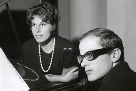 Un ritratto d'epoca di Gino Paoli e Ornella Vanoni insieme sul palco