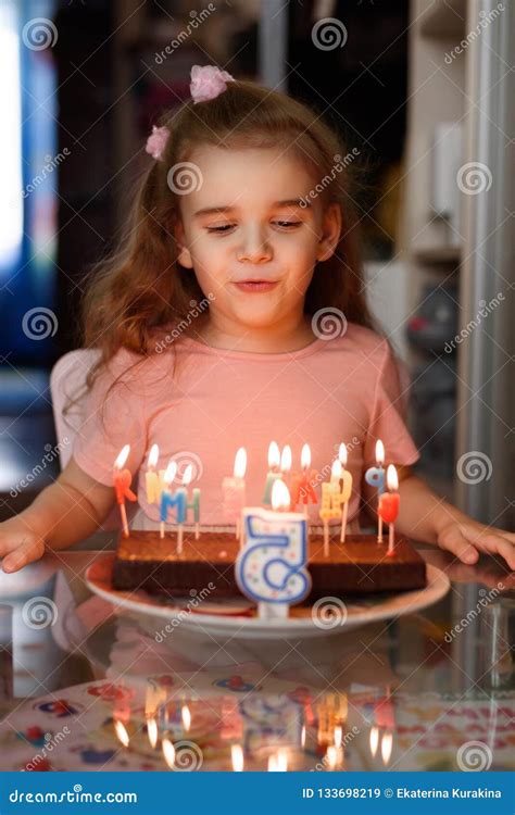 Bambino che spegne la prima candelina su una torta