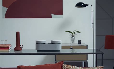 Un elegante trio modulare posizionato in un ambiente domestico luminoso