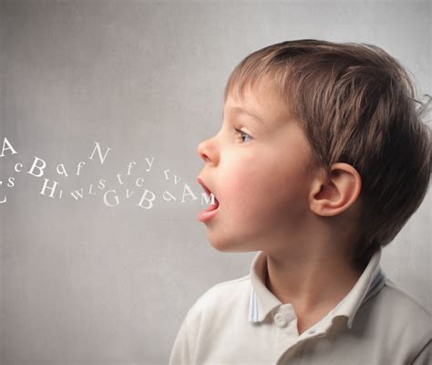 Bambino che impara a parlare