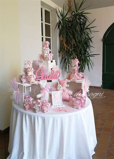 Tavola allestita per un battesimo con decorazioni eleganti e delicate