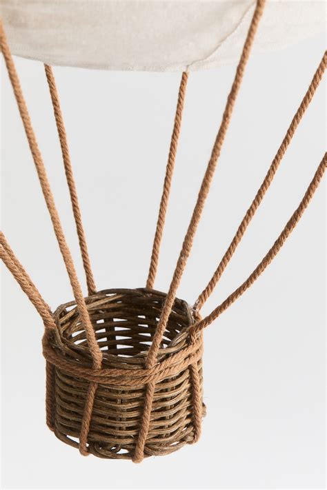 Dettaglio di un centrotavola a forma di mongolfiera con iniziali personalizzate