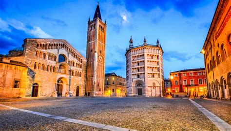 Una vista panoramica del centro storico di Parma, che ospita diverse strutture sanitarie specializzate