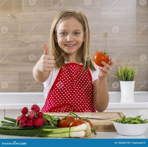 Bambina che cucina con un adulto