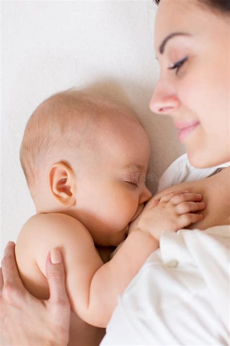 Madre che allatta il suo bambino