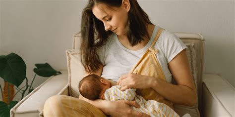 Bambino che si nutre al seno materno