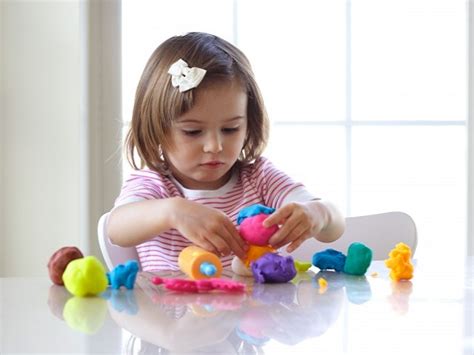 bimba che gioca con vestiti colorati