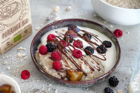 pancake e porridge con frutta fresca
