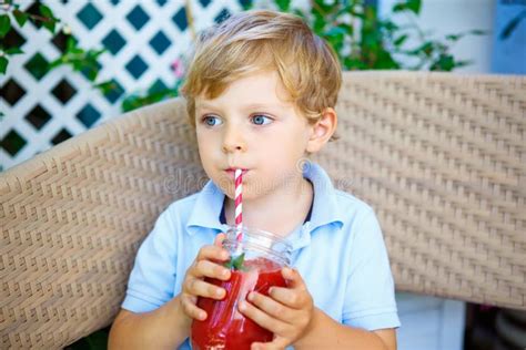 bambino che beve uno smoothie