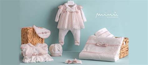 Bambino con corredino elegante