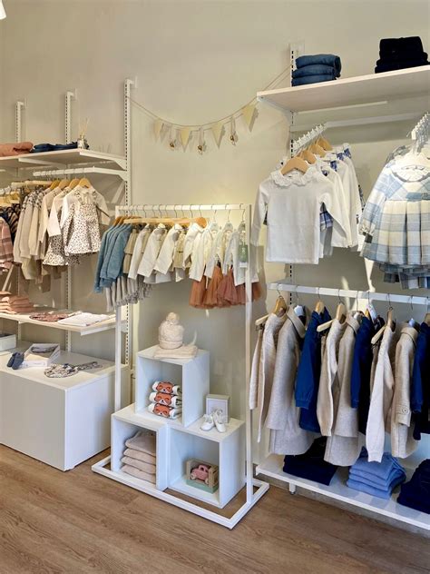 Vetrina di un negozio di abbigliamento per bambini