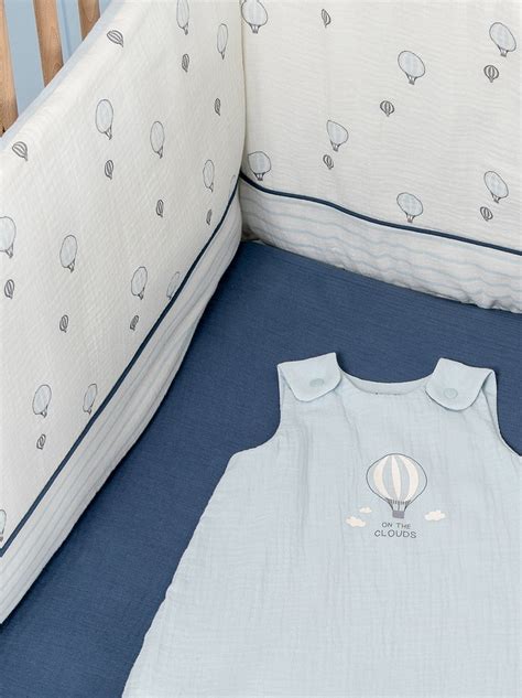 Varietà di accessori tessili per il lettino del neonato