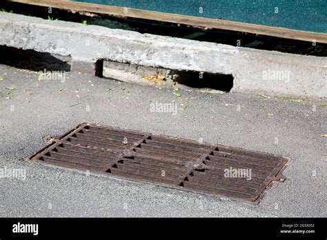 Simulazione di una grata o tombino aperto su una strada