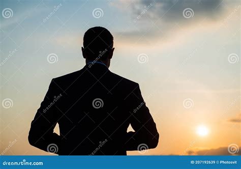 Bambino triste che guarda un uomo da lontano