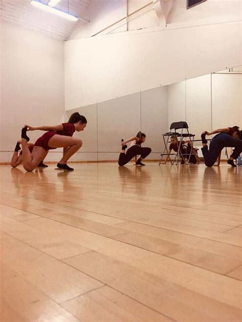 fotografia di una lezione di danza moderna in sala prove