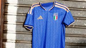 dettagli di cuciture rinforzate su una maglia per bambina