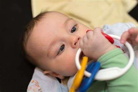 Neonato che gioca con un archetto multiattività sul passeggino
