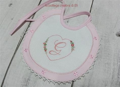 bavaglino rosa ricamato con dettagli in flanellina