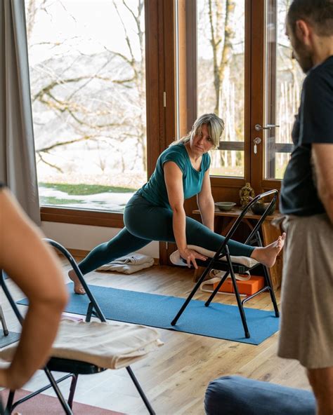 Una serie di attrezzi yoga tra cui bolster rettangolari, blocchi e un tappetino arrotolato