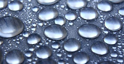 dettaglio macro del tessuto idrorepellente con gocce d'acqua sulla superficie