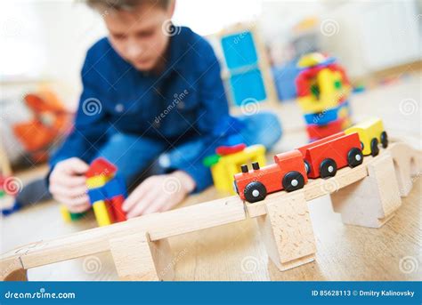 bambino che gioca con blocchi di legno colorati