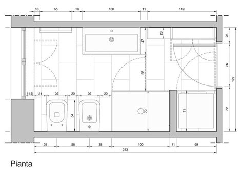 Planimetria tecnica di un garage con bagno e zona ripostiglio