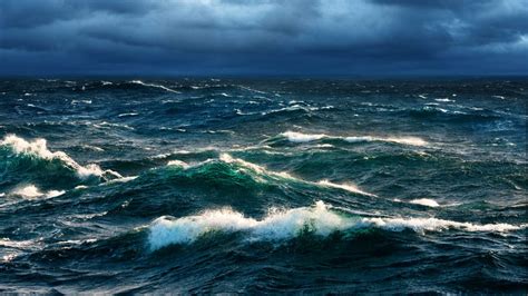 Un'immagine artistica che ritrae il mare mosso con i colori blu e bianco tipici del brand