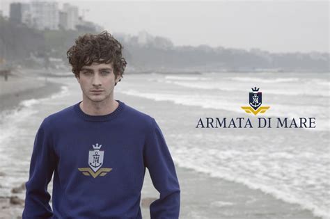 Un capo della collezione Armata di Mare indossato in un contesto professionale e dinamico
