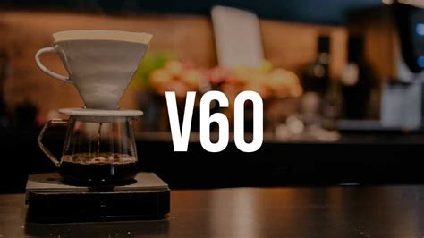 Preparazione manuale di un caffè con metodo V60 in un bar di Trieste