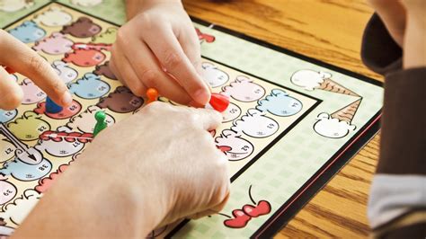 Tavolo con libri aperti e giochi da sci, simboleggiando la scelta del bambino