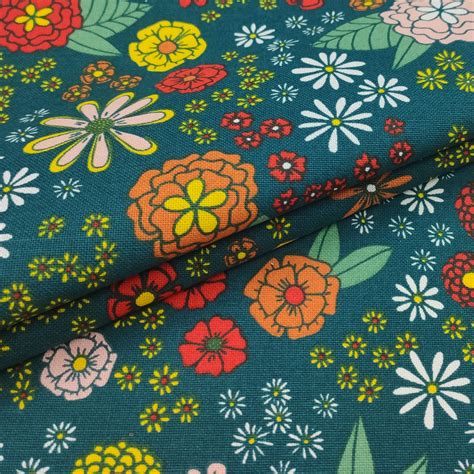 Tessuti in cotone colorati disposti sul tavolo da taglio pronti per la realizzazione di un abito estivo