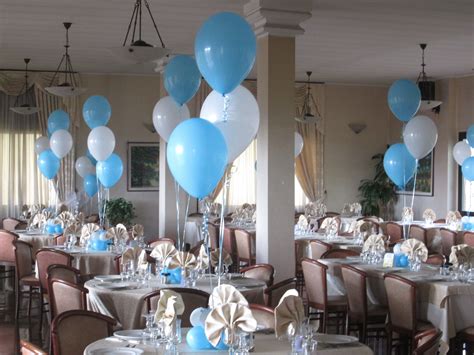 Tavola apparecchiata per una festa di battesimo con torta al centro