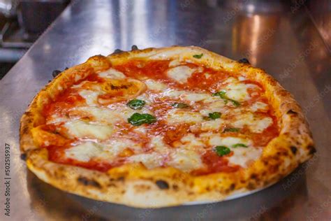 primo piano di una pizza artigianale appena sfornata con cornicione alveolato