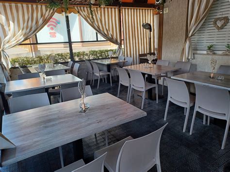 interno della sala ristorante con tavoli imbanditi e atmosfera accogliente