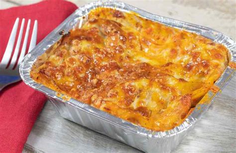 Una teglia di lasagne fumanti appena sfornate