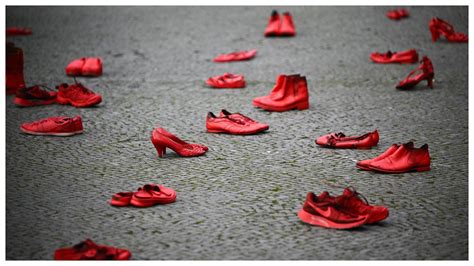 Dettaglio dei seggiolini rossi installati sugli spalti come simbolo di sensibilizzazione contro la violenza di genere